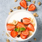 Petit-déjeuner léger et sain avec yaourt et fruits